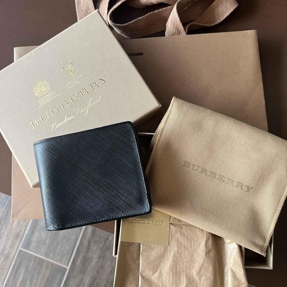 Like New! Mens Burberry Signature Check and Leather Bifold Wallet